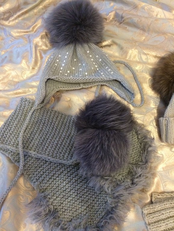 шапки регина 48-52 в идеале,шикарные помпоны,после сезона