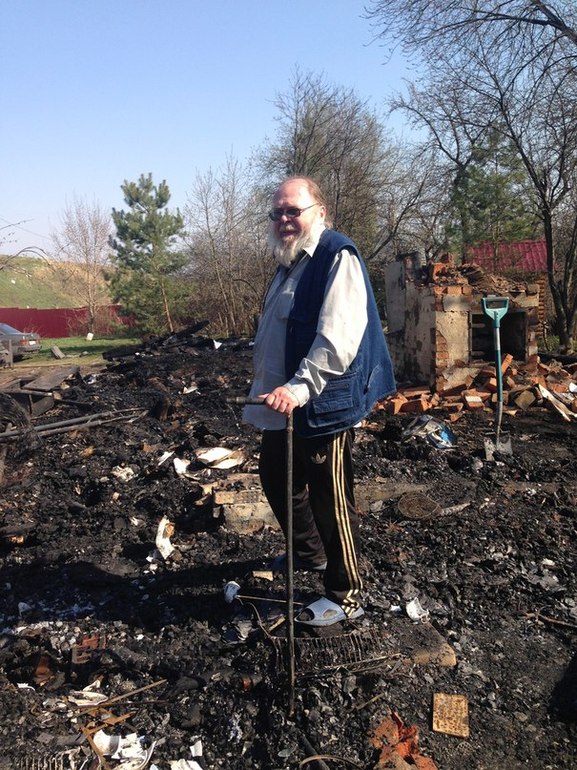 В семье батюшки Михаила Вишневского произошло несчастье - СГОРЕЛ ДОТЛА ДОМ, ГДЕ СВЯЩЕННОСЛУЖИТЕЛЬ ЖИЛ С СЕМЬЕЙ (6 человек). Московская область, Раменский район. деревня Верхнее Велино.