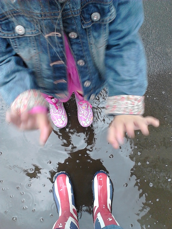 А мы с Арианой гуляем по лужам!!!