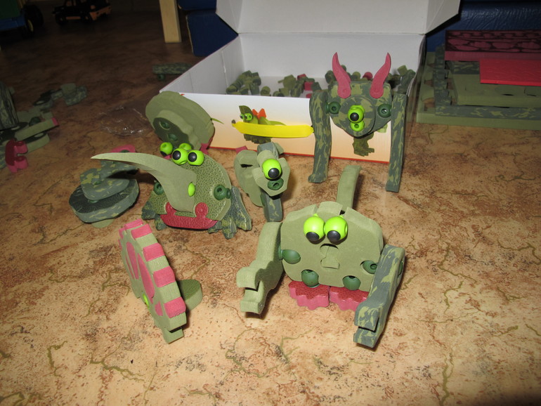 3D-пазл или мягкий конструктор из EVA материала.