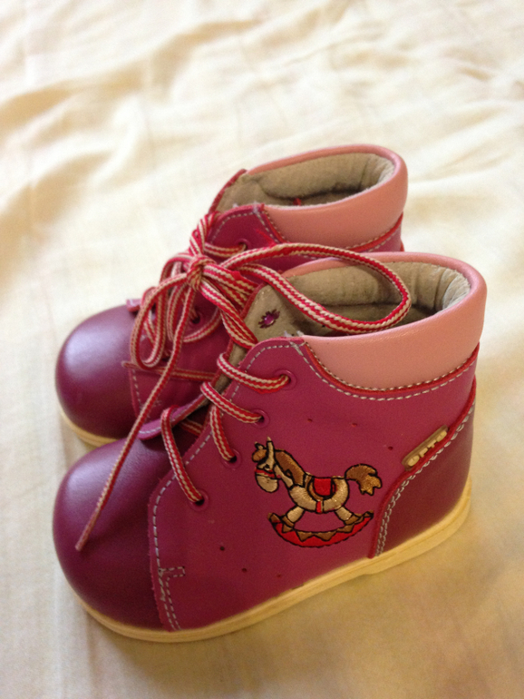 Много одежды для девочек 68-80 р-р. Вещи парные. Обувь -17-20 р-р - не парная. Рюкзаки переноски-кенгуру.