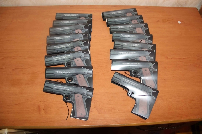 Приглашение пистолеи другие аксессуары для гангстерской вечеринки.