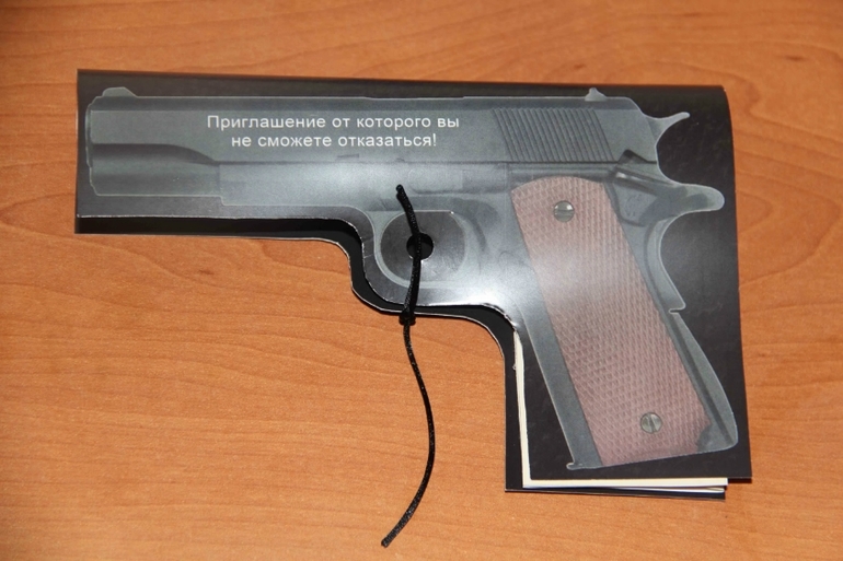 Приглашение пистолеи другие аксессуары для гангстерской вечеринки.