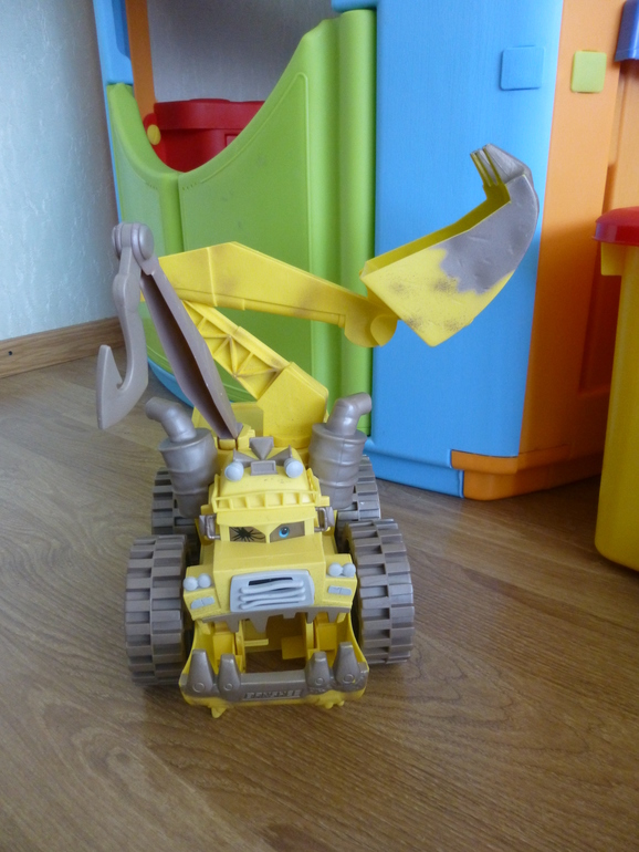 И так встречайте Screaming Banshee Tractor Diecast Car Eating M2281 (Disney Pixar Cars 2)