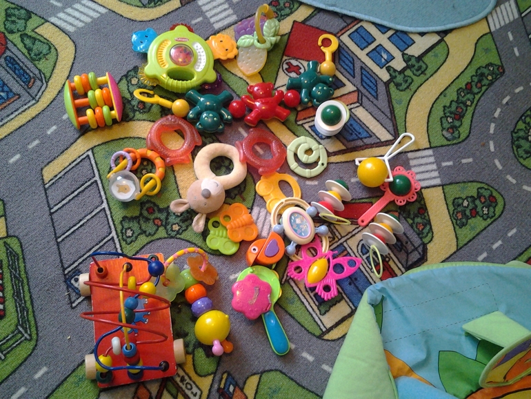 развивающий коврик и погремушки пакетом в отличном состоянии