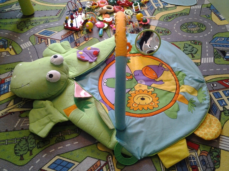 развивающий коврик и погремушки пакетом в отличном состоянии