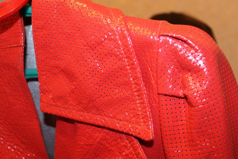 Плащ (кожа перфарированная лакир.) р.44-46 Италия- 15000 р.