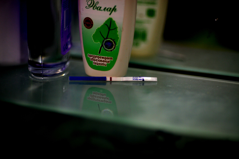 1 день задержки. Реагент это или есть беременность? Фото пришлось притемнить чтобы лучше было видно.