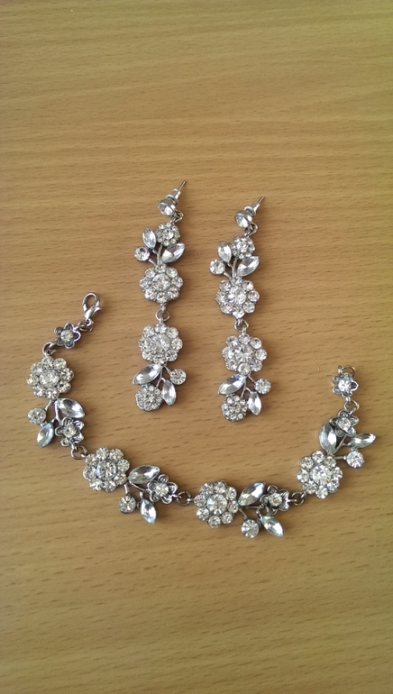 Свадебное платье в подарок бижутерия и чулки 4000 руб.