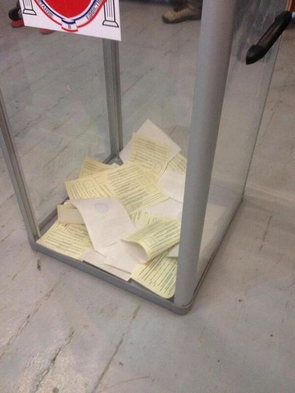 А вот и первое фото проголосовавших...(Крым)