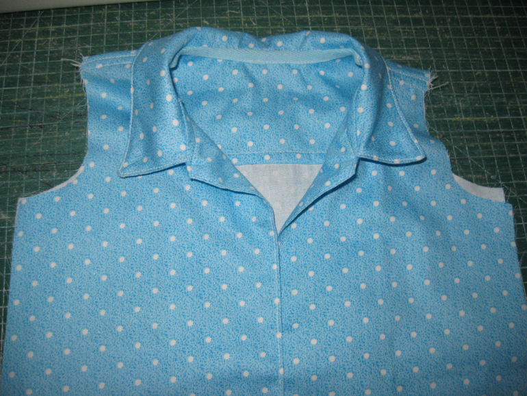 голубая в горошек