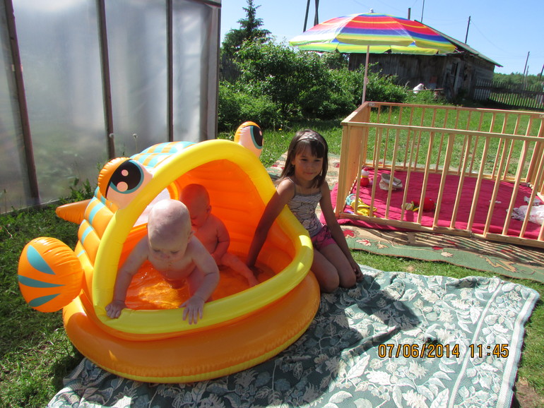 Нам год и месяц!