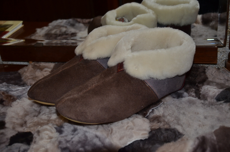 Обувь для дома и дачи меховые тапочки (чуни)