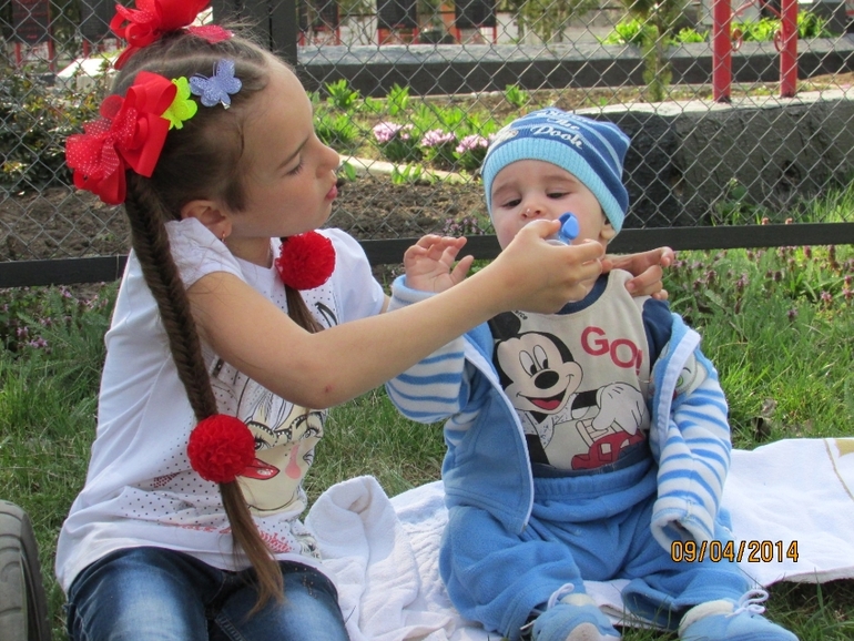 Наша прогулка сегодня...Маша 7 лет миша почти 8 месяцев ну и я