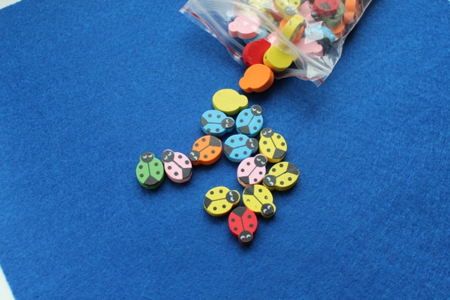 В наличии и под заказ ткани, пуговки, стразы, бисер, ленты, фетр, наборы для начинающих.