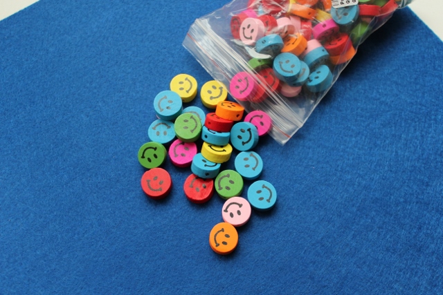 В наличии и под заказ ткани, пуговки, стразы, бисер, ленты, фетр, наборы для начинающих.