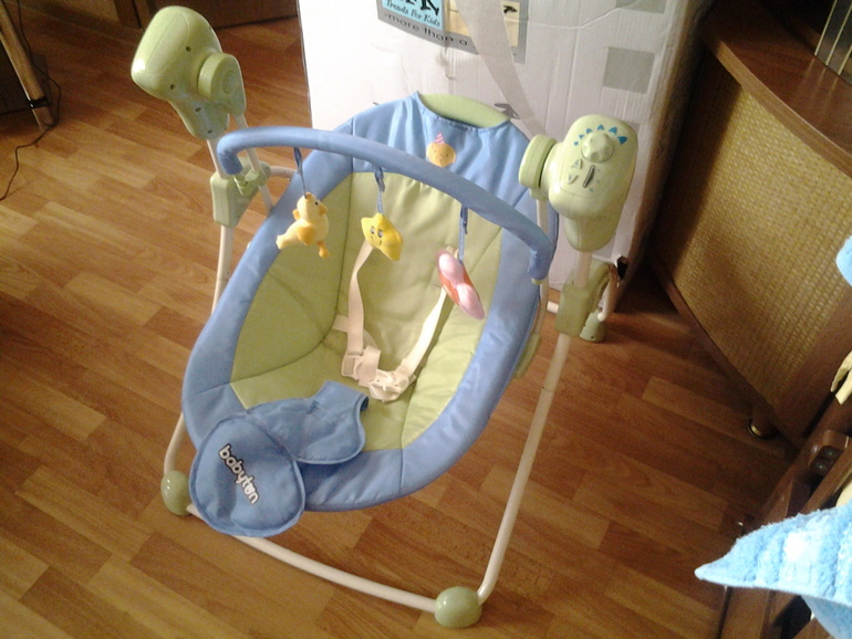 продаю подушку для кормления двойни и качели babyton.