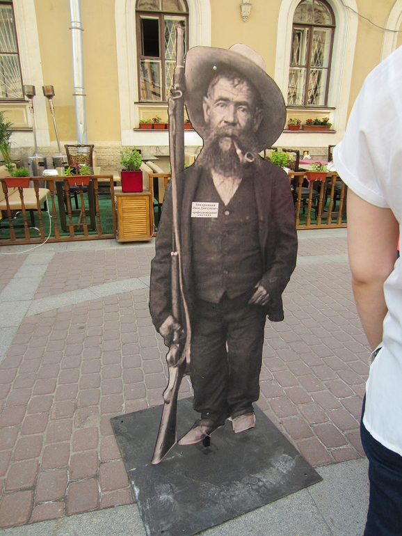 Книжный салон. День первый: улица Хармса.