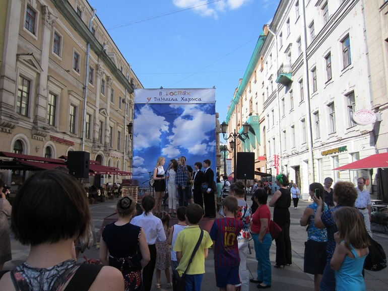 Книжный салон. День первый: улица Хармса.
