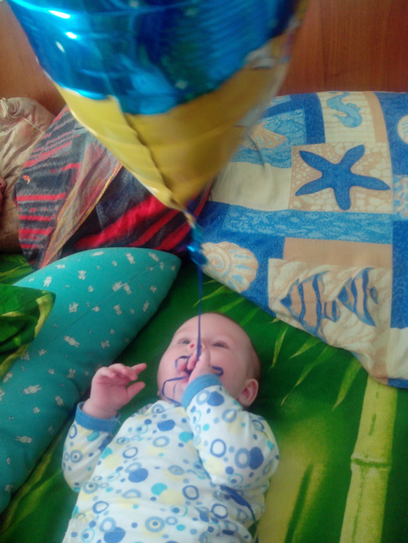 купили Лёльчику гелиевый шарик!